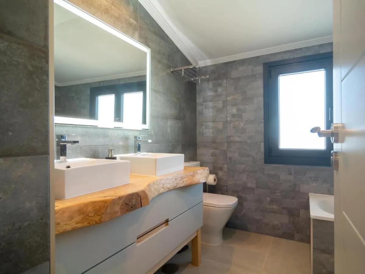 Villa In Las Chapas Playa With Private Heated Pool Marbella